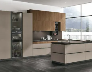 Isola e colonne in Cemento Visone. Pensili in Noce Eucalipto. Top e Schienale Fenix Cacao Orinoco. Moduli a giorno For-Me in Nero Spazzolato.